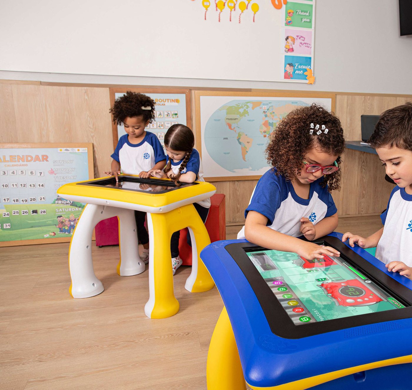 Crianças usando a PlayTable juntas em sala de aula